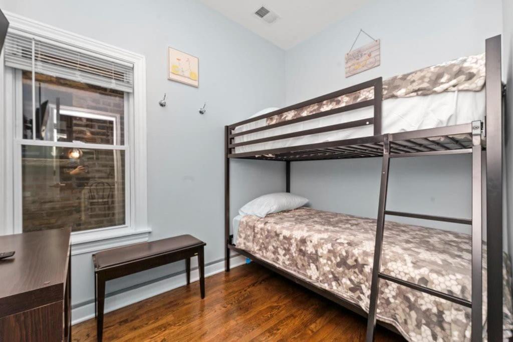 Cozy, Top-Floor 3Br Loft With Balcony In West Town Chicago Bagian luar foto