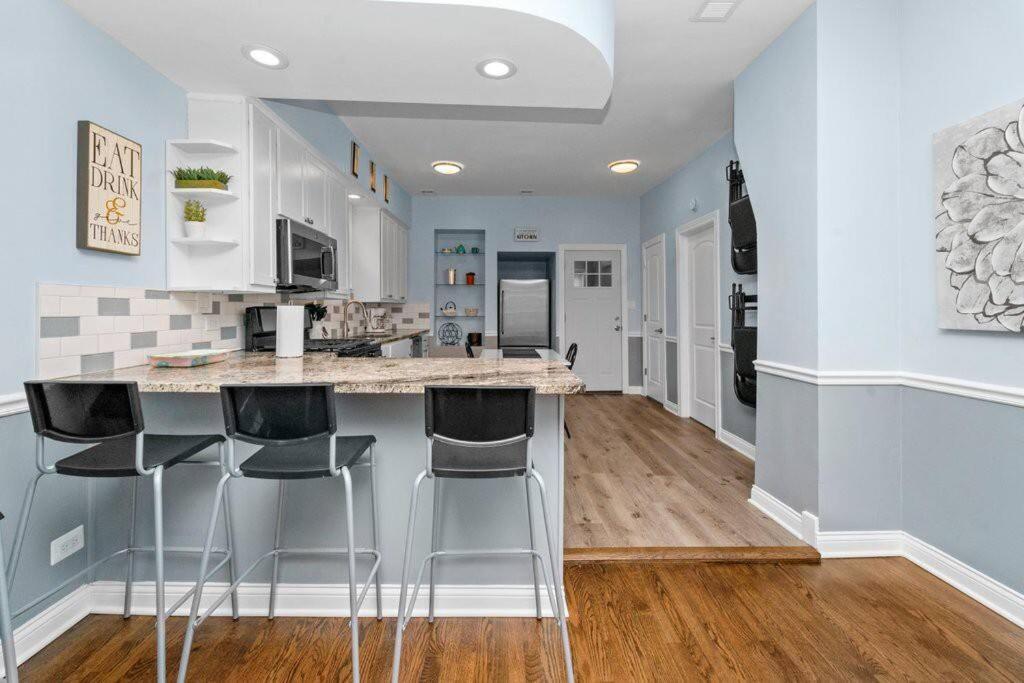 Cozy, Top-Floor 3Br Loft With Balcony In West Town Chicago Bagian luar foto