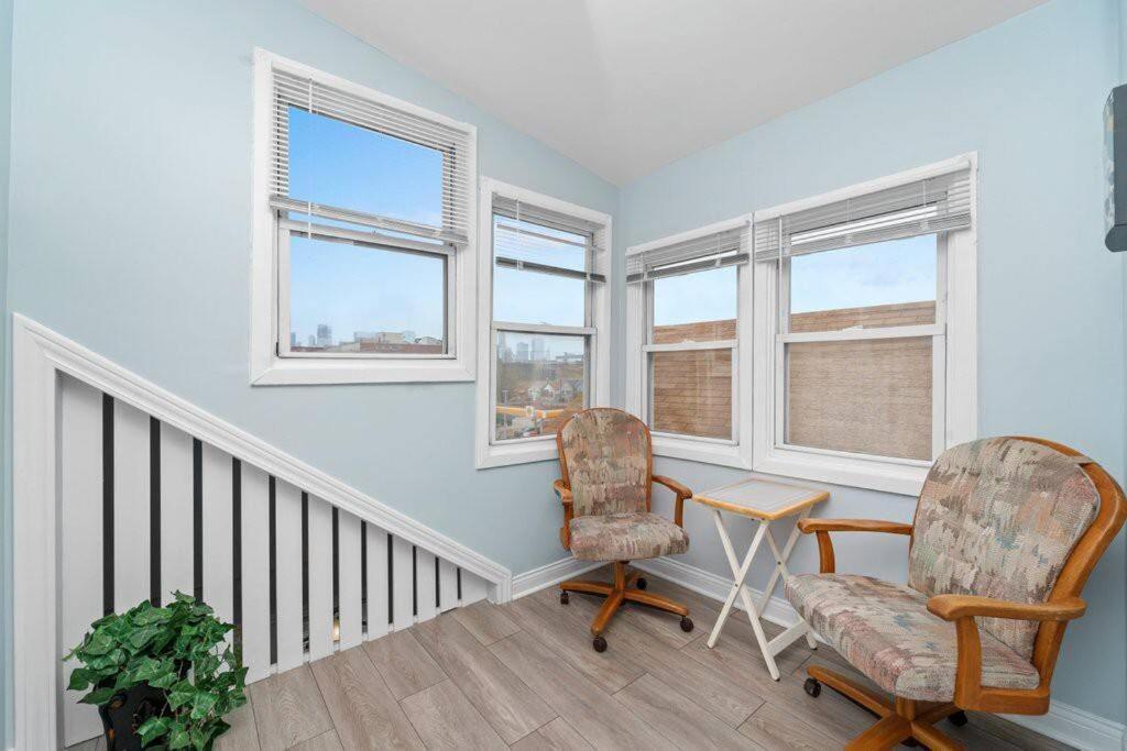 Cozy, Top-Floor 3Br Loft With Balcony In West Town Chicago Bagian luar foto